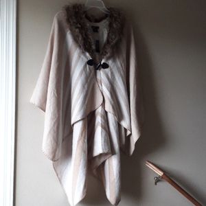 NWT Jane & Berry poncho Faux Fur Trim Poncho